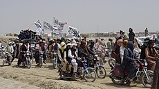 Stoupenci Tálibánu na na hraničním přechodu Spin Boldaka na pomezí Pákistánu...
