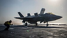 Letoun F-35B Lightning II startuje z paluby letadlové lodi USS Essex k náletm...