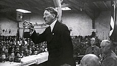 Nacistický vdce Adolf Hitler ení na schzi NSDAP. Snímek pochází zejm z...