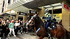 Za znané policejní mobilizace se v Austrálii v sobotu demonstranti proti...