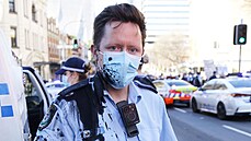 Policistu v Austrálii demonstranti potřísnili černým inkoustem. (24. července...