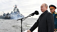 Ruský prezident Vladimir Putin a ruský ministr obrany Sergej ojgu (vpravo)...