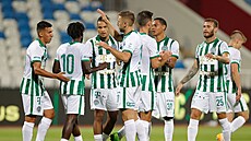 Fotbalisté Ferencvárose se radují z gólu.