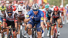 Nizozemský cyklista Fabio Jakobsen (v modrém)triumfoval ve spurtu druhé etapy...