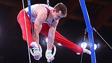 Český gymnasta David Jessen na kruzích na olympiádě v Tokiu.