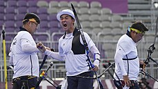 Korejský lukostřelec Kim Če-tok se raduje ve finále olympijské soutěže družstev.
