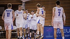 Basketbalisté eského týmu do 20 let se radují v utkání se panlskem.