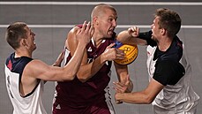 Edgars Kruminš z Lotyška se pere s ruskými soupeři ve finále basketbalového...