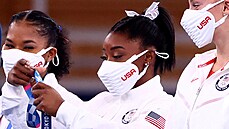 Americká gymnastka Simone Bilesová si nasazuje stříbrnou medaili za týmovou...