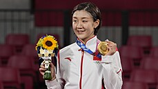 Číňanka Čchen Meng si užívá zlatou medaili z olympiády v Tokiu.
