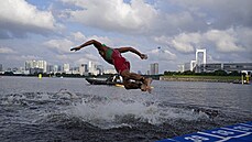 Start olympijského závodu v triatlonu.