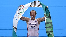 Kristian Blummenfelt z Norska si práv dobhl pro olympijské zlato v závod...