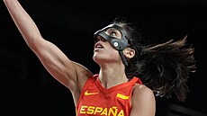 panlská basketbalistka Cristina Ouvinová nastupuje k zápasm v ochranné masce.