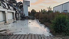 Hasi�i od�erpávají kontaminovanou vodu u vyho�elého skladu v pra�ské Uh�ín�vsi....