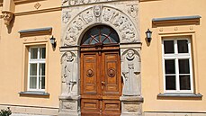 Renesan�ní portál s portréty zakladatele zámku a jeho man�elky.