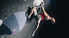 Bouldering. Aneb lezení bez lana, disciplína, ve které také vyniká.