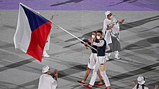 Slavnostní zahájení. etí vlajkonoi, tenistka Petra Kvitová a basketbalista...