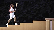 Naomi Ósakaová nese olympijskou pochode bhem zahajovacího ceremoniálu na...