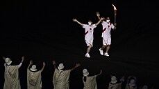 Nositelé pochodní nesou olympijský oheň během zahajovacího ceremoniálu na...