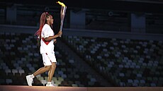 Naomi Ósakaová nese olympijskou pochode bhem zahajovacího ceremoniálu na...