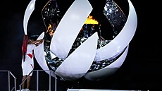 Olympijský oheň hoří během zahajovacího ceremoniálu na olympijském stadionu na...