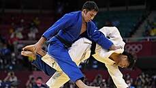 Naohisa Takató (vlevo) z Japonska v zápase o zlatou medaili v judu mu�� na...
