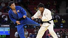 Naohisa Takató (vlevo) z Japonska v zápase o zlatou medaili v judu mu na...