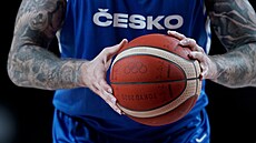 Patrik Auda z eské republiky drí mí bhem basketbalového zápasu mu proti...