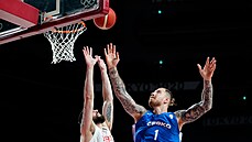 Íránský Aaron Geramipoor, vlevo, fauluje Patrika Audu z �eské republiky (1)...