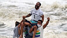 Brazilský surfa Italo Ferreira slaví zisk zlaté medaile na olympiád v Tokiu....