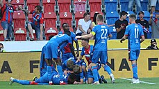 Plzeňští fotbalisté slaví branku v utkání proti Dynamu Brest.