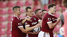 Ladislav Krejčí mladší (úplně vpravo) slaví svůj gól proti Olomouci se...