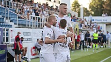 Fotbalisté Slovácka se radují z branky v Evropské konferenní lize.