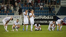 Fotbalisté Slovácka smutní po prohraném penaltovém rozstelu s Lokomotivem...