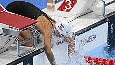 eská plavkyn Barbora Seemanová testuje vodu pi olympijském finále.