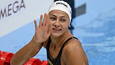 Česká plavkyně Barbora Seemanová mává z vody po olympijském finále.