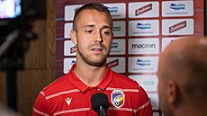Plze�ský obránce Lud�k Pernica odpovídá pro klubovou televizi.