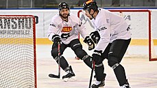 Obránci Michal Moravík a David Nmeek na tréninku hokejové Sparty.