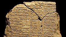 Epos o Gilgame�ovi se dodnes zachoval na dvanácti r�zných tabulkách.