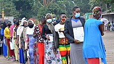 Lidé v Ugand ekají na testování na koronavirus. (12. ervence 2021)