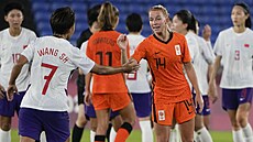 Momentka z utkání olympijského turnaje mezi fotbalistkami Nizozemska a Číny.