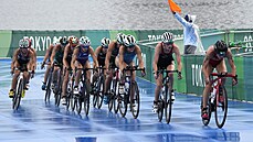 Triatlonistky na cyklistickém úseku olympijského závodu.