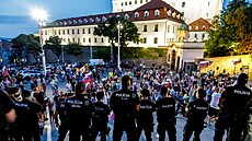 Slováci pokračovali v protestech proti návrhu zákona, který by očkovaným lidem...