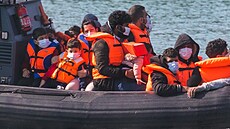 Britští pohraničníci převážejí skupinu migrantů, kterou našli v Lamanšském... | na serveru Lidovky.cz | aktuální zprávy