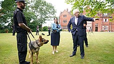 Ministerský pedseda se setkal s policejními psovody v anglickém Guildfordu....
