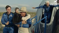 Pasaéi prvního letu do vesmíru se spoleností Blue Origin vystupují z kapsle...