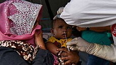 Zdravotnice testuje kojence v indonéském mst Medan. (11. ervence 2021)