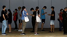 Obyvatelé Singapuru ekající ve fronte na covid testy (20. kvtna 2021)
