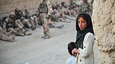 Afghánská dívka ped skupinou voják lemují ulici ve vesnici Argan v provincii...
