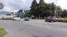 Přes benzinovou pumpu vjíždí do Opatovic vozy od Vysoké. Je to pro řidiče...